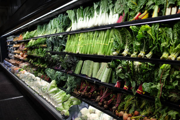 organic vegetable aisle in grocery store - leaf vegetable freshness vegetable market imagens e fotografias de stock