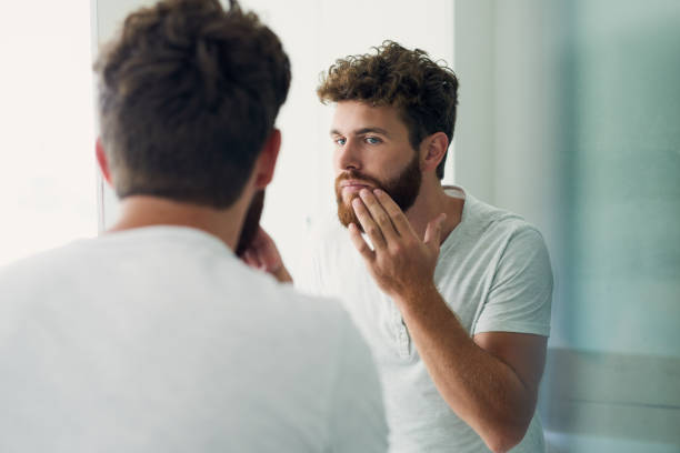 verificação de quaisquer manchas - pêlo facial - fotografias e filmes do acervo