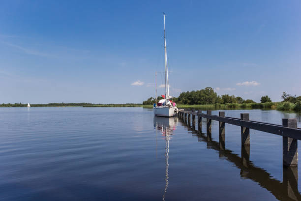 velero en un muelle en el parque nacional de weerribben-wieden - wieden weerribben fotografías e imágenes de stock