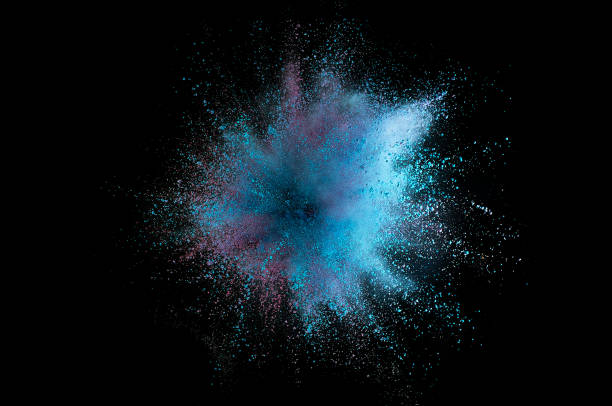 着色された粉末爆発。背景に抽象的なクローズアップダスト。カラフルな爆発。ペイントホーリー - blue tint ストックフォトと画像