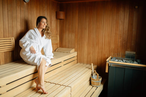 bella donna che riposa in sauna - vitality luxury smiling household equipment foto e immagini stock