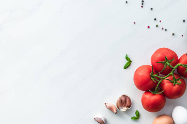 widok z góry składników do gotowania omletu na śniadanie na powierzchni białego marmuru - tomato food directly above healthy eating zdjęcia i obrazy z banku zdjęć