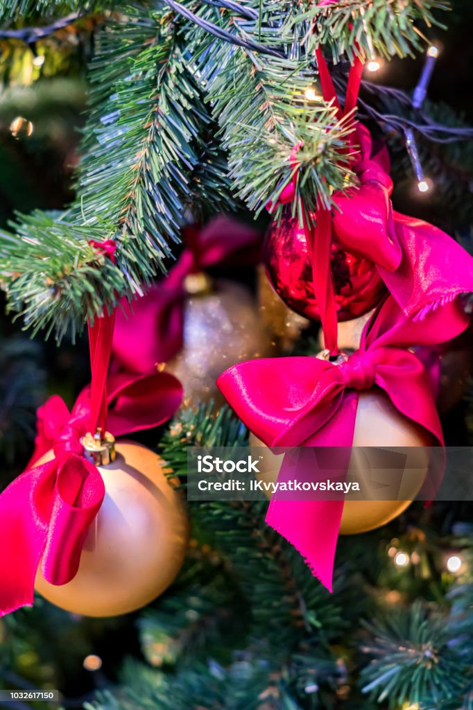 Foto de Fundo De Férias De Natal E Ano Novo Árvore De Natal Decorada Com  Laços Vermelhos E Bolas Conceito De Celebração e mais fotos de stock de  2018 - iStock