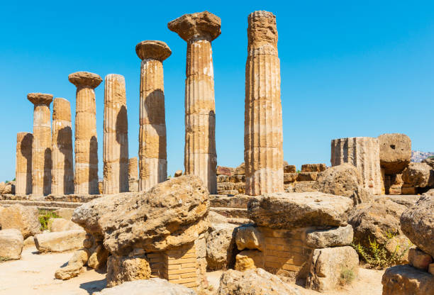 vale dos templos, agrigento, sicília, itália - greek culture agrigento landscape colonnade - fotografias e filmes do acervo