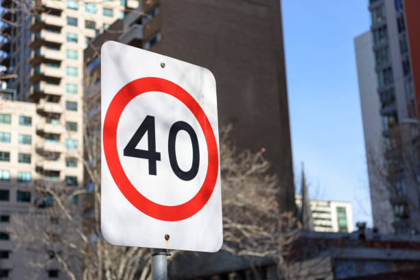 melbourne, australia - 9 sierpnia 2017: znak ograniczenia prędkości 40 w cbd. - melbourne australia sign road zdjęcia i obrazy z banku zdjęć