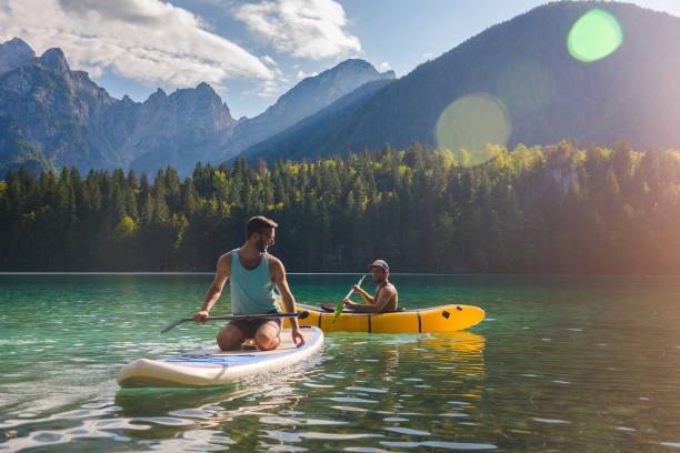 freunde, die spaß am see - kayak canoeing canoe lake stock-fotos und bilder