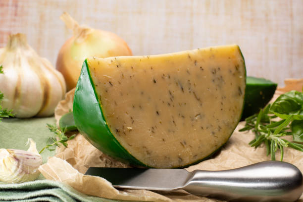 queso elaborado con leche de vacas con diferentes especias y hierbas frescas verdes especialidad holandesa - basiron fotografías e imágenes de stock