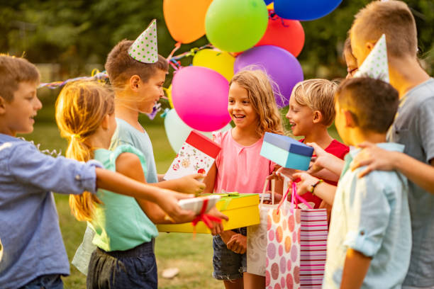 kinder kamen zur geburtstagsfeier mit geschenken - geburtstagsgeschenk stock-fotos und bilder