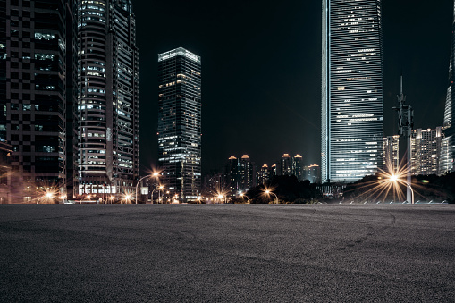 pavimento vacía y modernos edificios en la ciudad en la noche photo