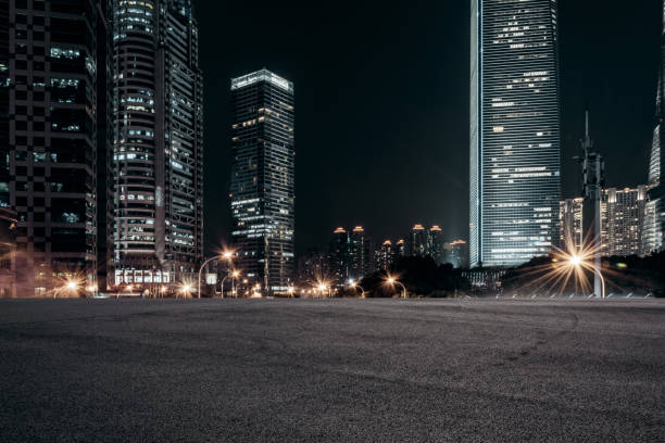 pavimento vacía y modernos edificios en la ciudad en la noche - noche fotografías e imágenes de stock