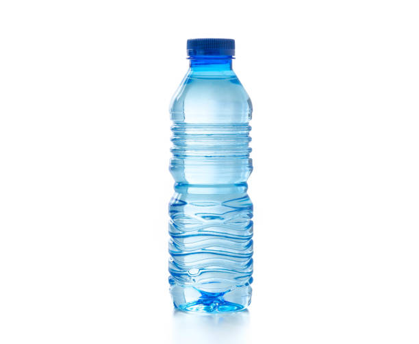 격리 된 흰 바탕에 플라스틱 병에 물 - water bottle 이미지 뉴스 사진 이미지