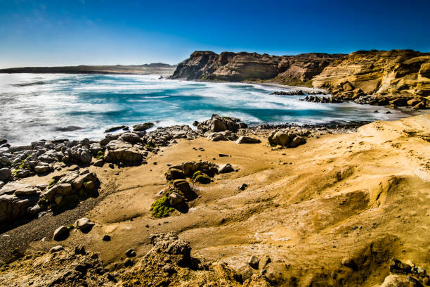 chorrillos beach vicino a bahia inglesa balneary nel cile settentrionale con le sabbie del deserto di atacama che terminano sulle acque dell'oceano pacifico, forse le migliori spiagge del cile - rough waters foto e immagini stock