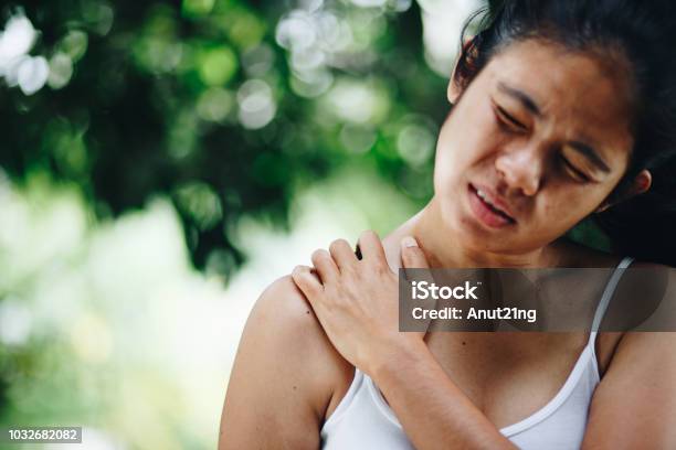 肩と上腕医療概念の痛み女性 - 苦痛のストックフォトや画像を多数ご用意 - 苦痛, 肩, アジアおよびインド民族