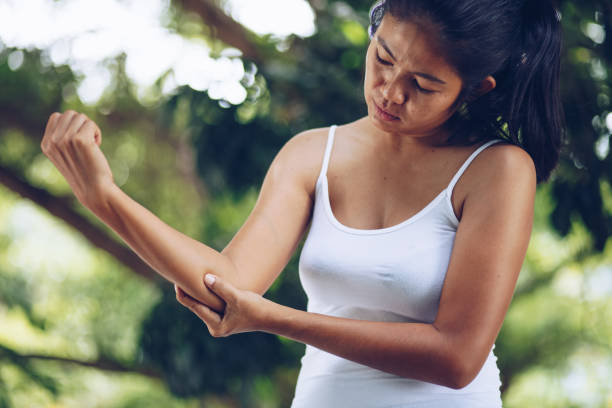 woman with pain in shoulder and upper arm , health care concept - upper arm fotos imagens e fotografias de stock