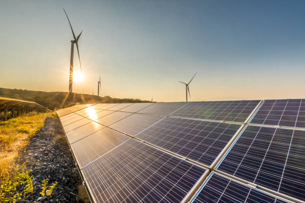 solar und wind-kraftwerke - nachhaltige energie stock-fotos und bilder