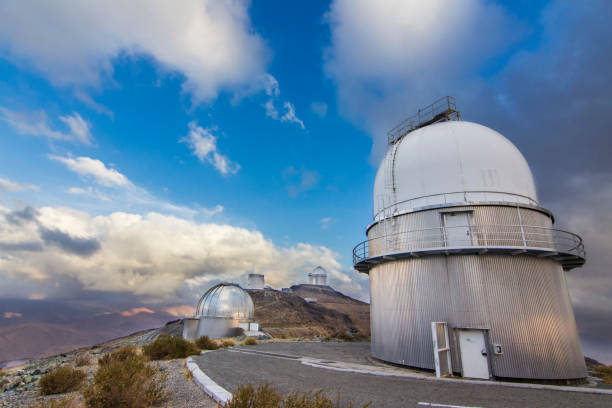 das astronomische observatorium la silla, nord chile. eines der ersten observatorien, planeten bei anderen sternen zu sehen. am atacama-wüste. - panamint range stock-fotos und bilder