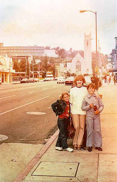 母親と子供たち、路上 - los angeles county 写真 ストックフォトと画像