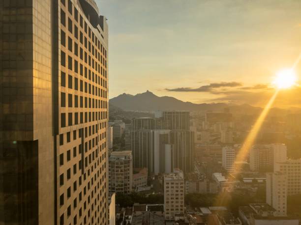 夕日と正方形の商業ビル柄リオ ・ デ ・ ジャネイロのダウンタウン - downtown district brazil rio de janeiro clear sky ストックフォトと画像