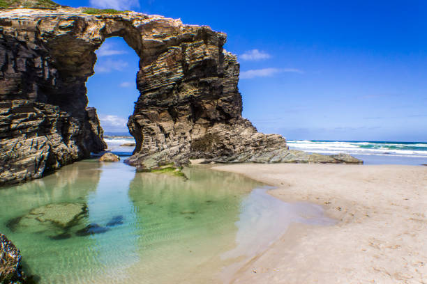 "playa de las catedrales" magiczne miejsce próbuje walczyć z oceanem atlantyckim niesamowite plaży w północnej hiszpanii w społeczności galicji - cathedral of our lady zdjęcia i obrazy z banku zdjęć