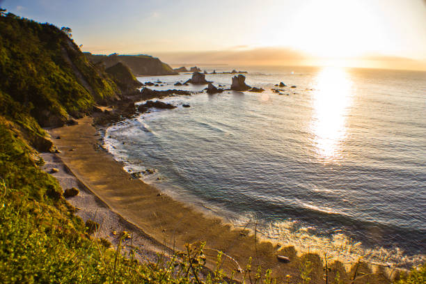 "playa del silencio" (praia de silêncio) no norte de espanha nas astúrias é uma maravilhosa praia cercada por falésias incríveis - surf sand rock coastline - fotografias e filmes do acervo