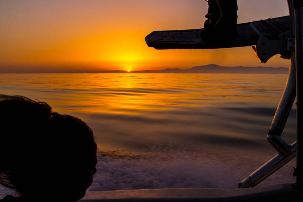 солнце садится ниже линии горизонта в испанском побережье средиземного моря, вернувшись после сессии вейкбординга в море, удивительный зо� - wakeboarding waterskiing water ski sunset стоковые фото и изображения