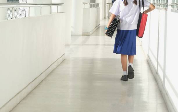 garota com um saco de escola subir para a sala de aula - regresso às aulas - fotografias e filmes do acervo