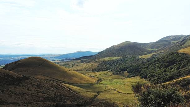 뷰 드 라 chaine des volcans d'auvergne - lava dome 뉴스 사진 이미지