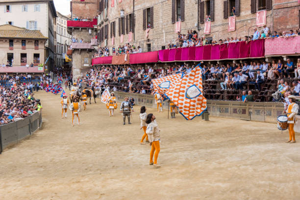 시에 나 도시, 이탈리아에서 "palio di siena" 경주 하기 전에 퍼레이드. - palio horse italy jockey 뉴스 사진 이미지