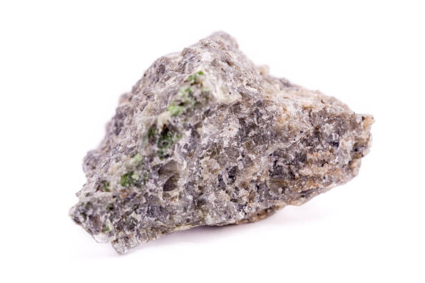 pedra mineral macro olivina em um fundo branco close-up - peridote - fotografias e filmes do acervo