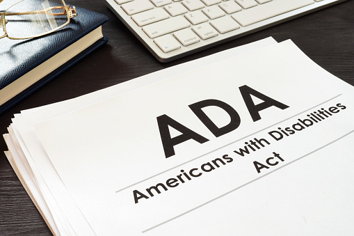 Americanos con discapacidades Act ADA y gafas. photo