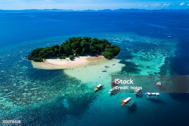 Isla De Coron Con Vista A Laguna Gemela En Palawan Filipinas Foto de stock y más banco de imágenes de Filipinas