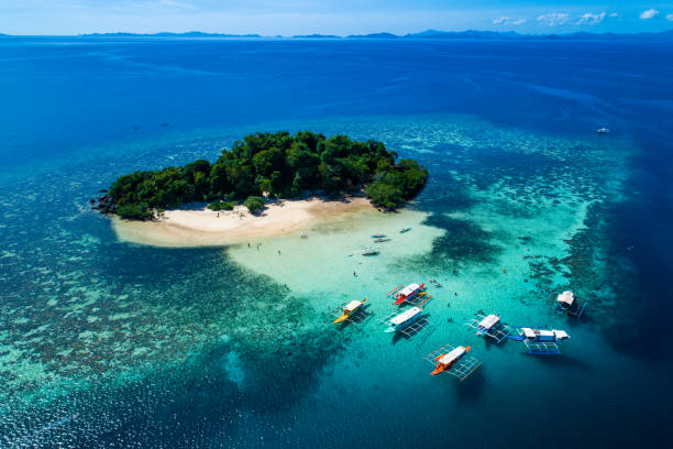 l’île de coron, avec vue sur la lagune de jumeaux à palawan, philippines - palawan photos et images de collection