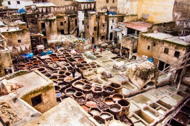 curtumes em cidade velha medieval de fez em marrocos um país muçulmano com indústrias tradicionais como o interior de um de curtumes em uma paisagem vintage cheio de cores em uma cidade antiga de uma cultura antiga - moroccan tannery - fotografias e filmes do acervo