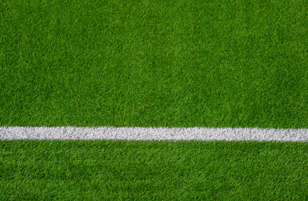 vollbildaufnahme des fußballplatzes - soccer field soccer grass green stock-fotos und bilder