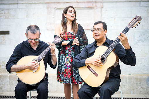 Banda de Fado interpretando música tradicional portuguesa en Alfama, Lisboa, Portugal photo