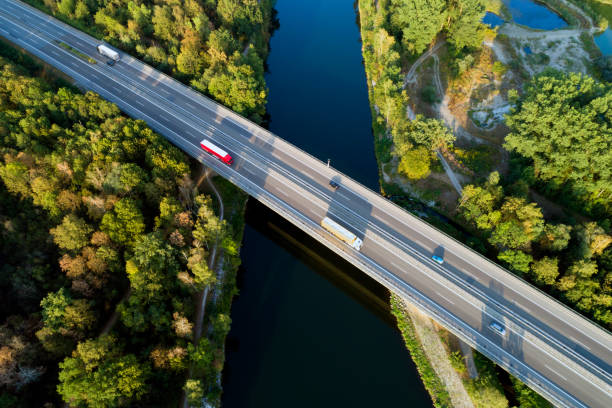 autobahnbrücke, luftbild - commercial land vehicle stock-fotos und bilder