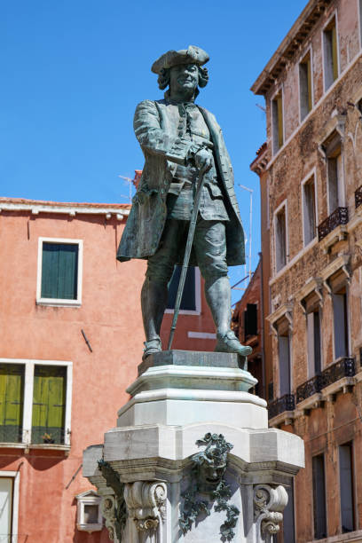 dramatikers carlo goldoni statue mit sockel von antonio dal zotto (1841-1918) in venedig, italien - carlo goldoni stock-fotos und bilder