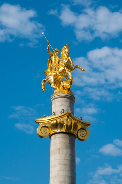 tbilisi, geórgia - 30.08.2018: estátua de ouro de são jorge sobre a praça principal de tbilisi - st george dragon mythology horse - fotografias e filmes do acervo