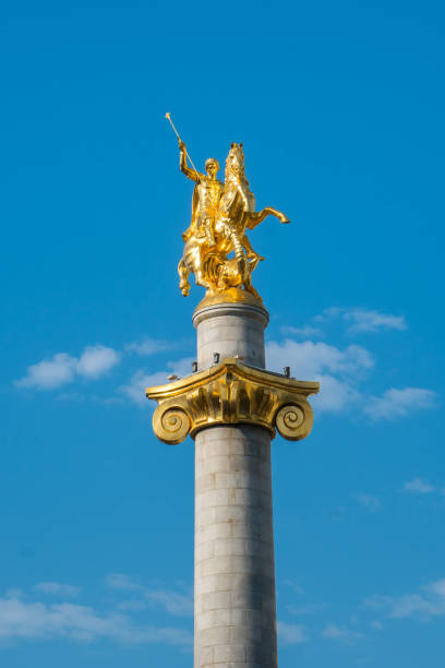 tbilisi, geórgia - 30.08.2018: estátua de ouro de são jorge sobre a praça principal de tbilisi - st george dragon mythology horse - fotografias e filmes do acervo