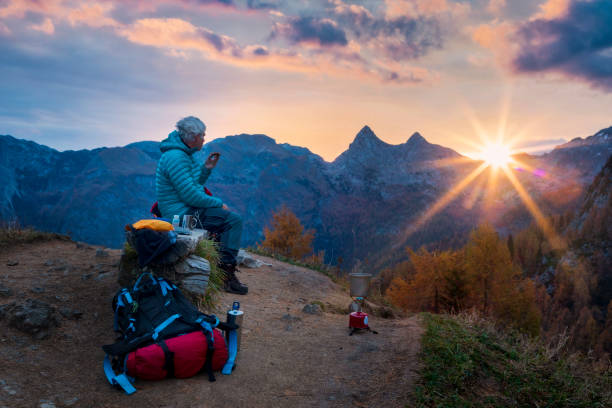 escalador solitario goza de café al amanecer - alpes - adventure extreme terrain wilderness area inspiration fotografías e imágenes de stock
