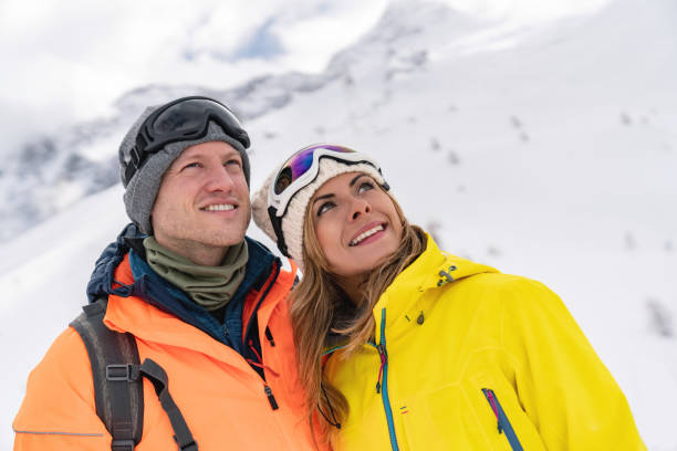kochająca para korzystających z zimowych nart w alpach - skiing snow couple mountain zdjęcia i obrazy z banku zdjęć