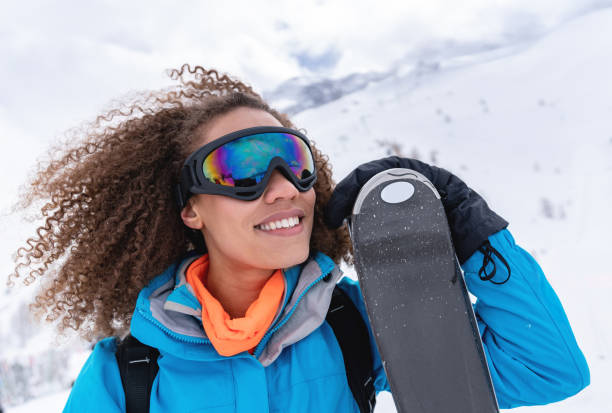 skifahrerin schauen sehr glücklich in den bergen - ski winter women skiing stock-fotos und bilder