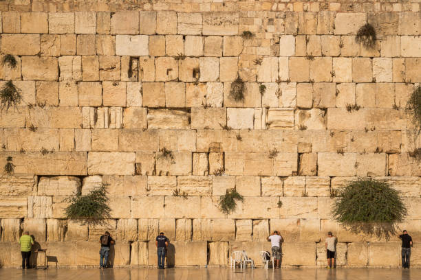 juifs en prière au mur occidental (mur des lamentations) - middle the western wall jerusalem israel photos et images de collection