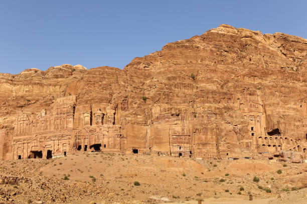 petra, jordania - 29 de junio de 2014: la pared de la reyes, tumbas de petra - petra antiquities jordan middle east fotografías e imágenes de stock