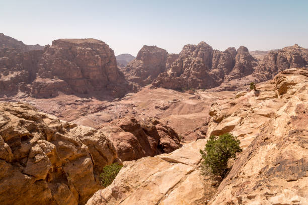 cañón de montaña cerca de siq al-barid en jordania - siq al barid fotografías e imágenes de stock
