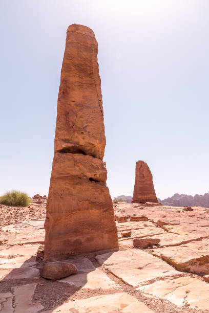 гигантский обелиск, высокое место жертвоприношения, петра, иордания - petra antiquities jordan middle east стоковые фото и изображения