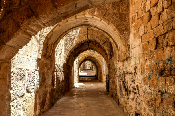 エルサレム古い市小路通りは手曲がり石で作られて。イスラエル - jerusalem ストックフォトと画像
