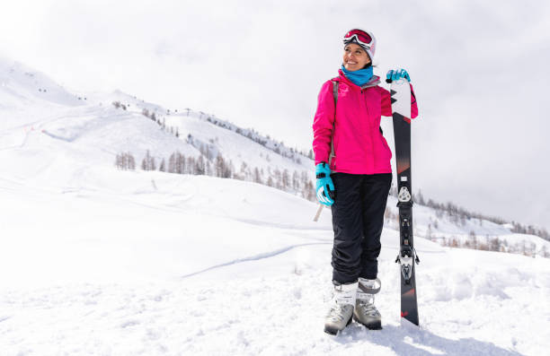 kobieta szuka szczęśliwej jazdy na nartach w alpach - skiing winter snow mountain zdjęcia i obrazy z banku zdjęć