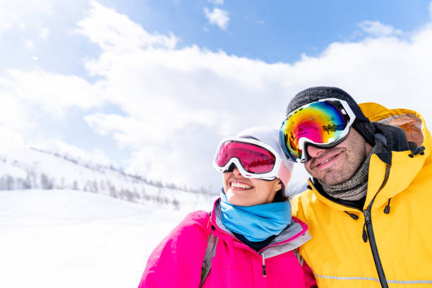 szczęśliwa para bawiąc się na nartach w alpach - skiing snow couple mountain zdjęcia i obrazy z banku zdjęć