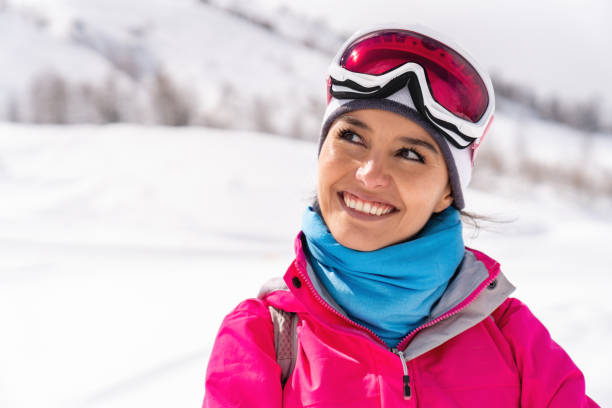 szczęśliwa kobieta na nartach w alpach i patrząc miło - skiing winter snow mountain zdjęcia i obrazy z banku zdjęć
